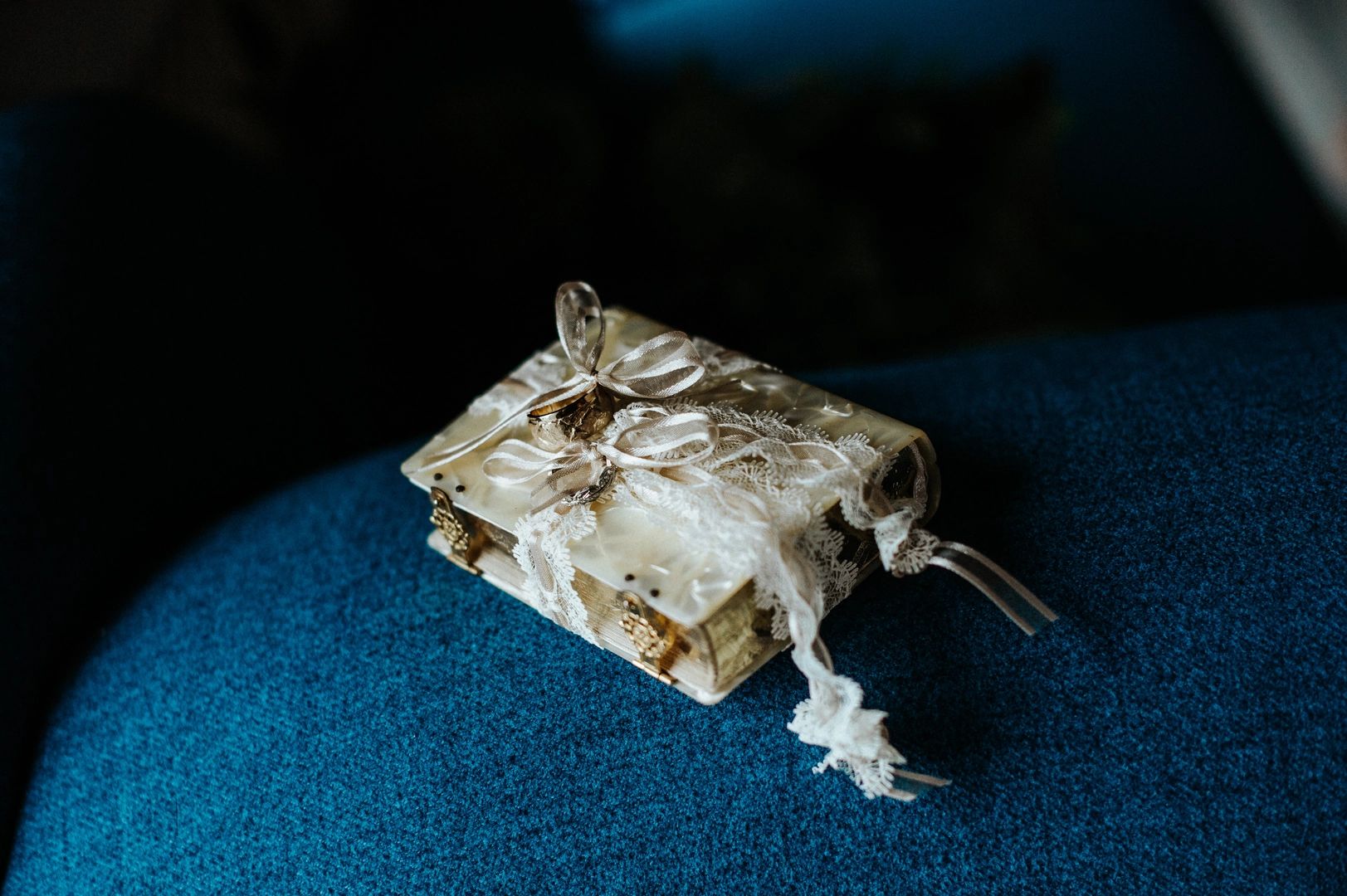 White square arras with laces and ribbons tied around it