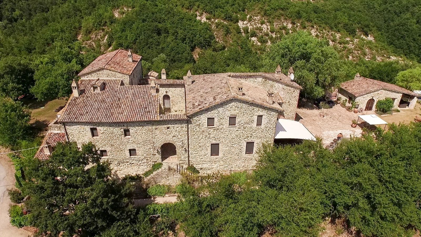 Hilltop villa surrounded by medieval Tuscan villages and countryside