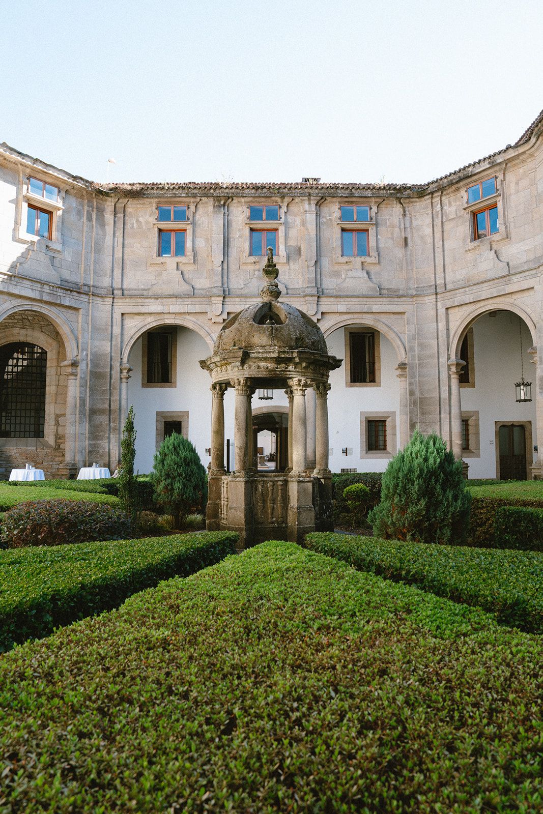 Parador de Santiago, a wedding venue in Galicia: box parterre and a domed stone well-pavilion in one of its baroque cloisters.