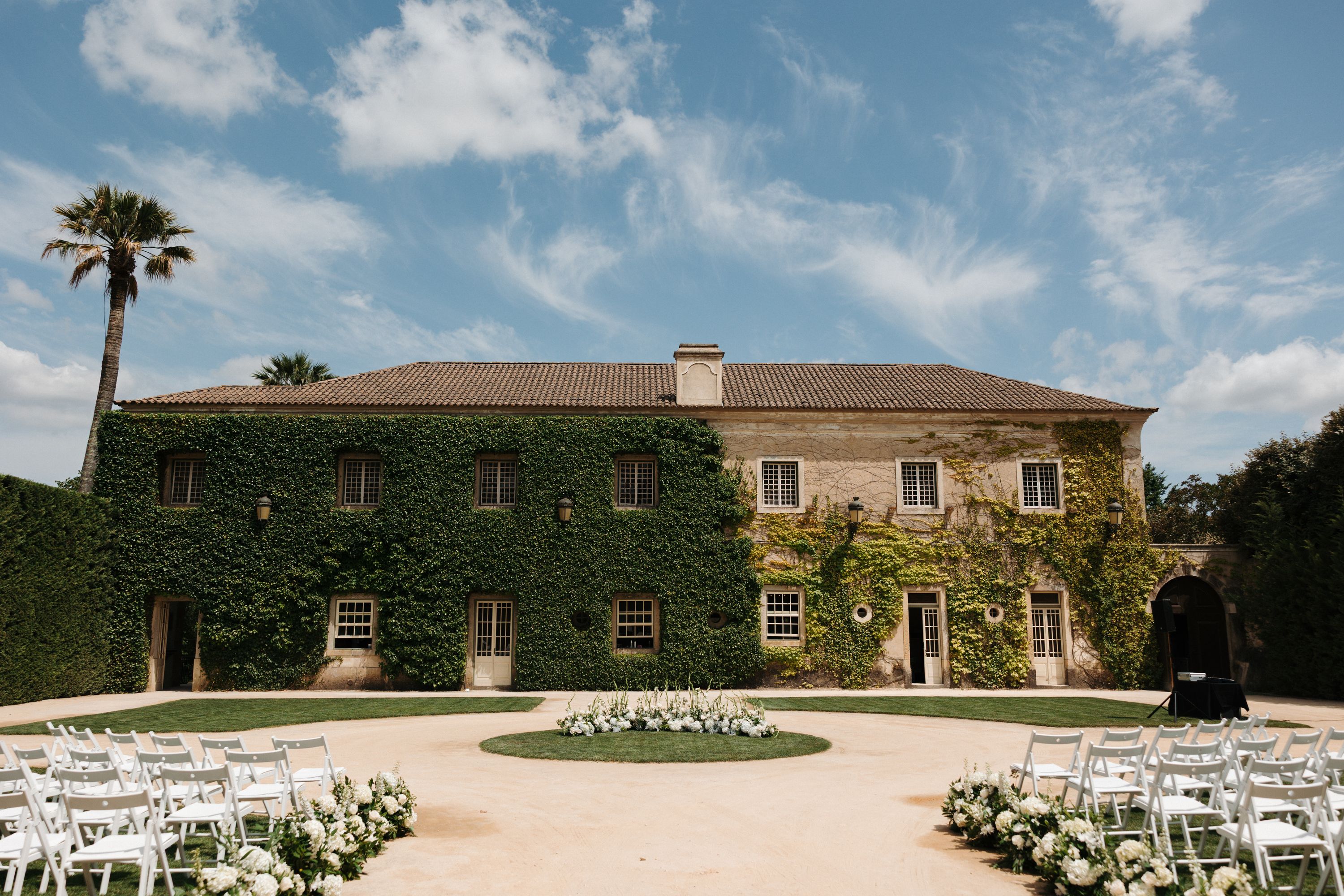 Ive-covered palace with a courtyard in front at Alenquer, Portugal