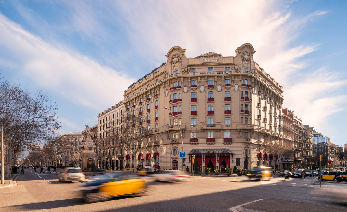 Lavishly looking 5-star palace hotel for destination weddings in Spain in the middle of Barcelona's busy streets