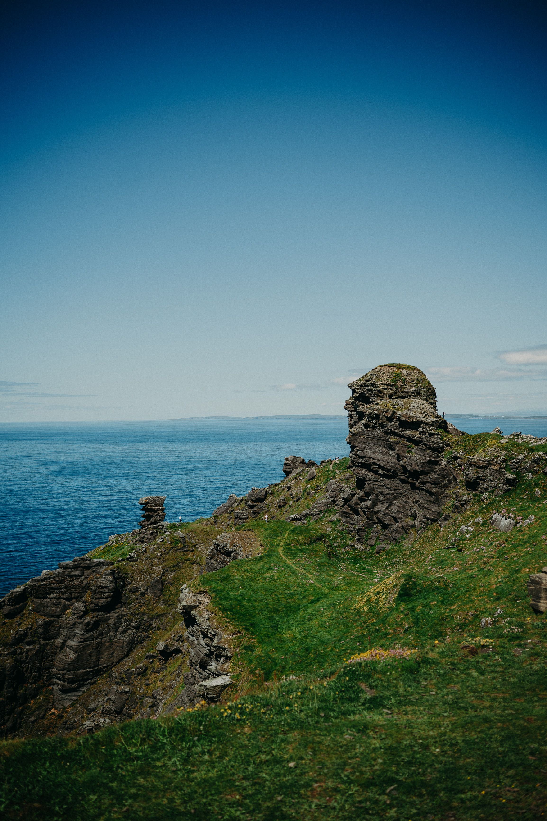 A lovely cliff with an amazing view of the sea for a small wedding in Ireland