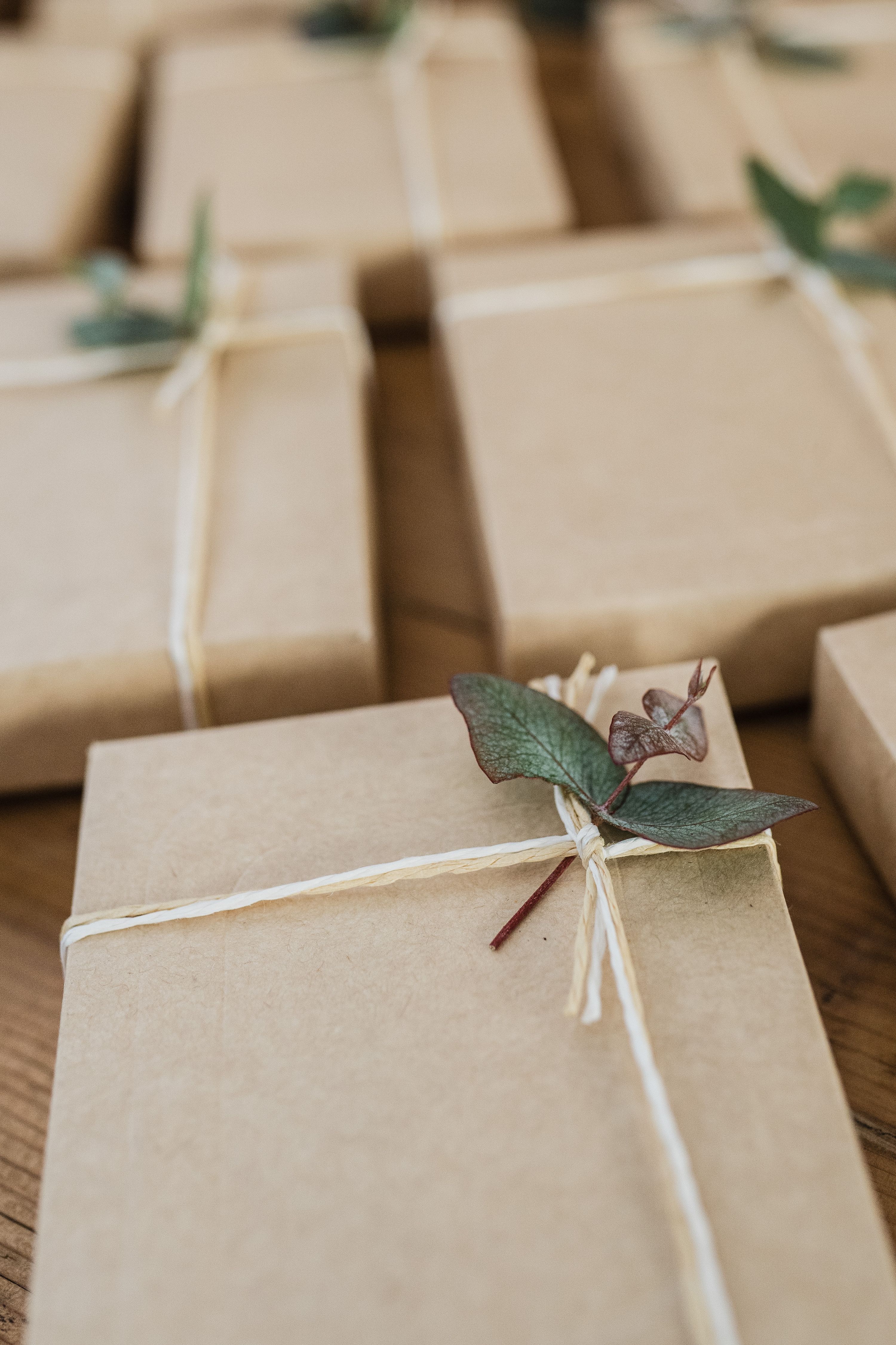 Eco-friendly wedding favors wrapped in kraft paper for a small wedding in Italy celebration