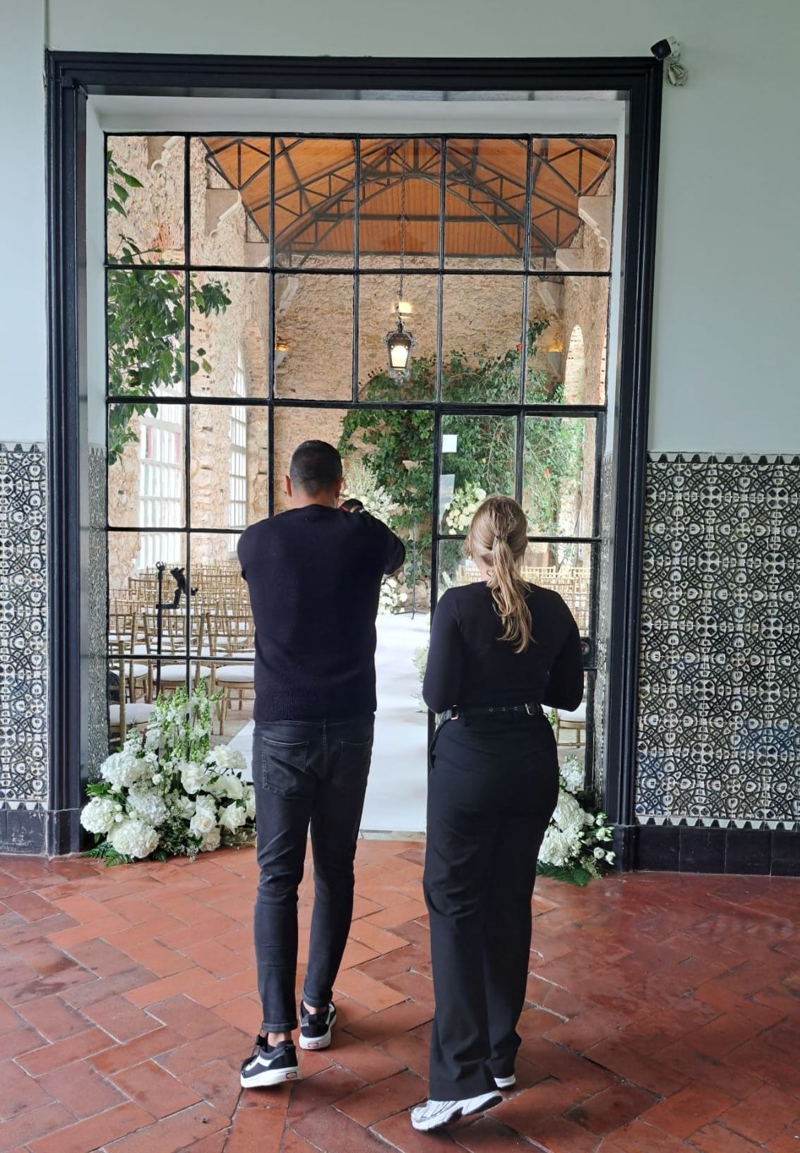 Our wedding planner in Portugal with the photographer, ensuring everything is well coordinated