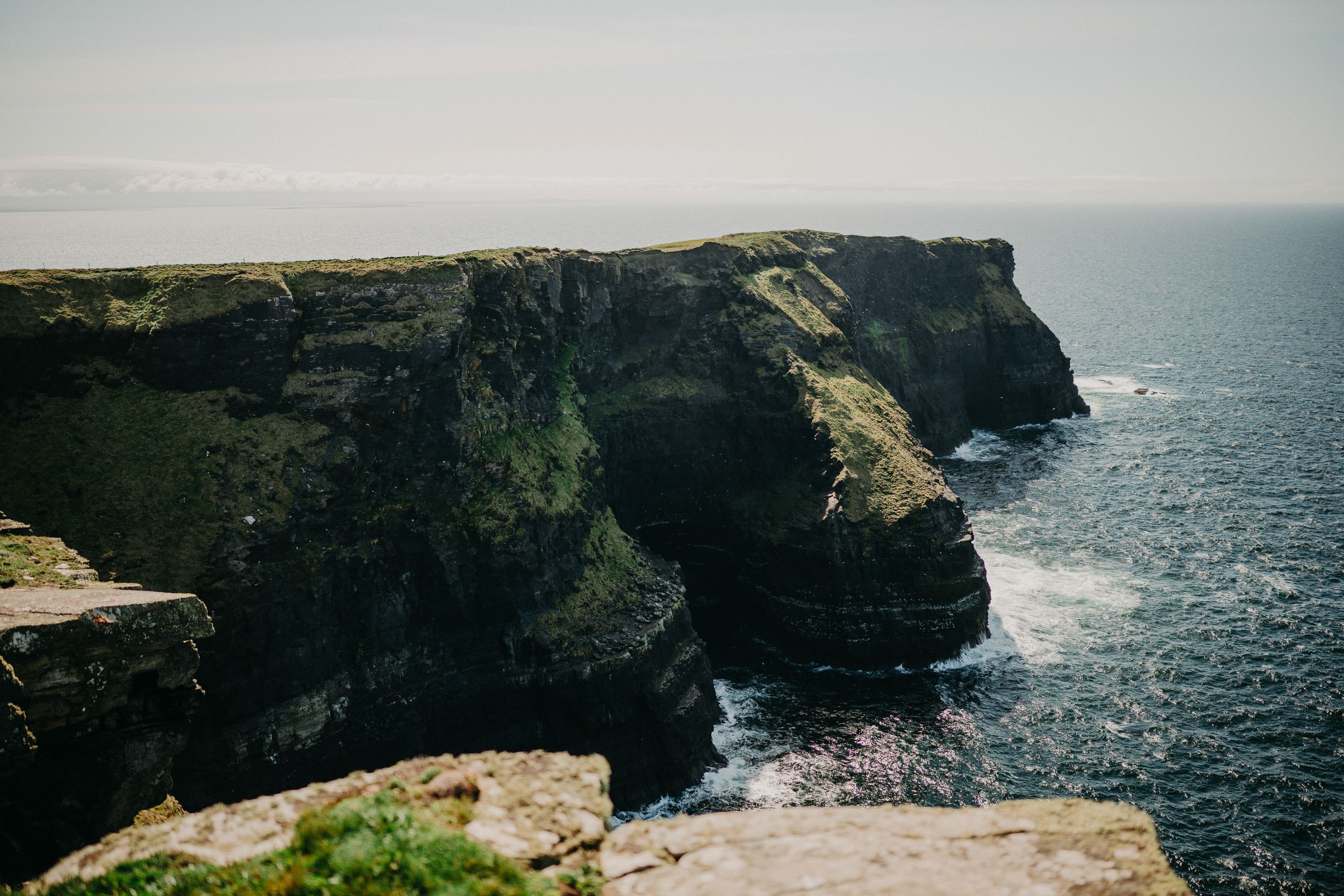A majestic cliff for an intimate wedding in Ireland with a lovely view of the sea