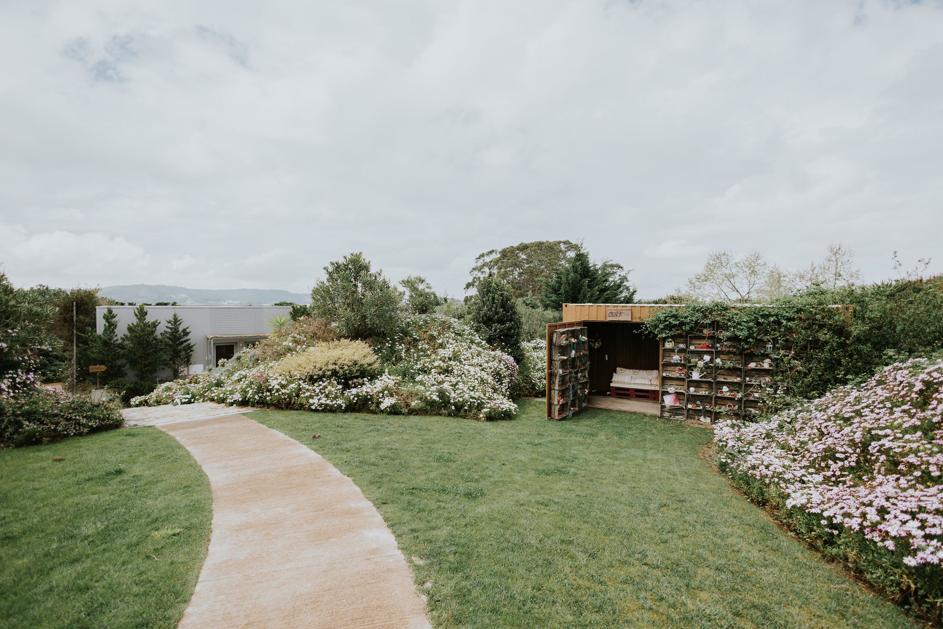 A farmhouse of a quinta surrounded by greenery and flowers in Mafra for destination weddings in Portugal