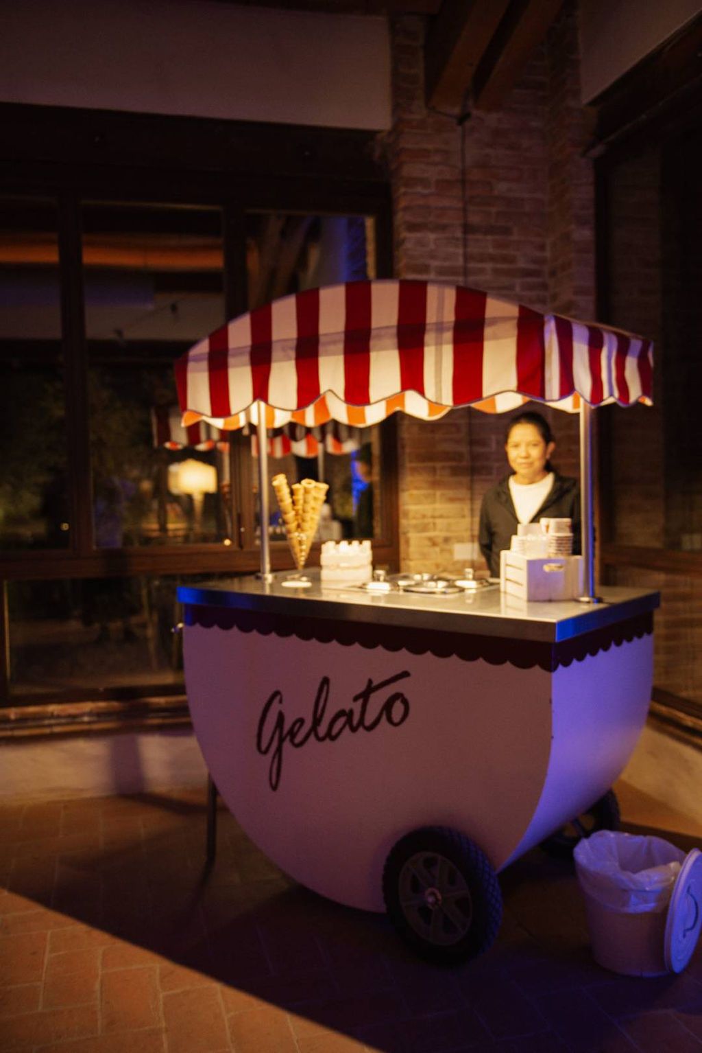 A gelato cart for the reception of an intimate wedding in Italy in a Tuscan villa