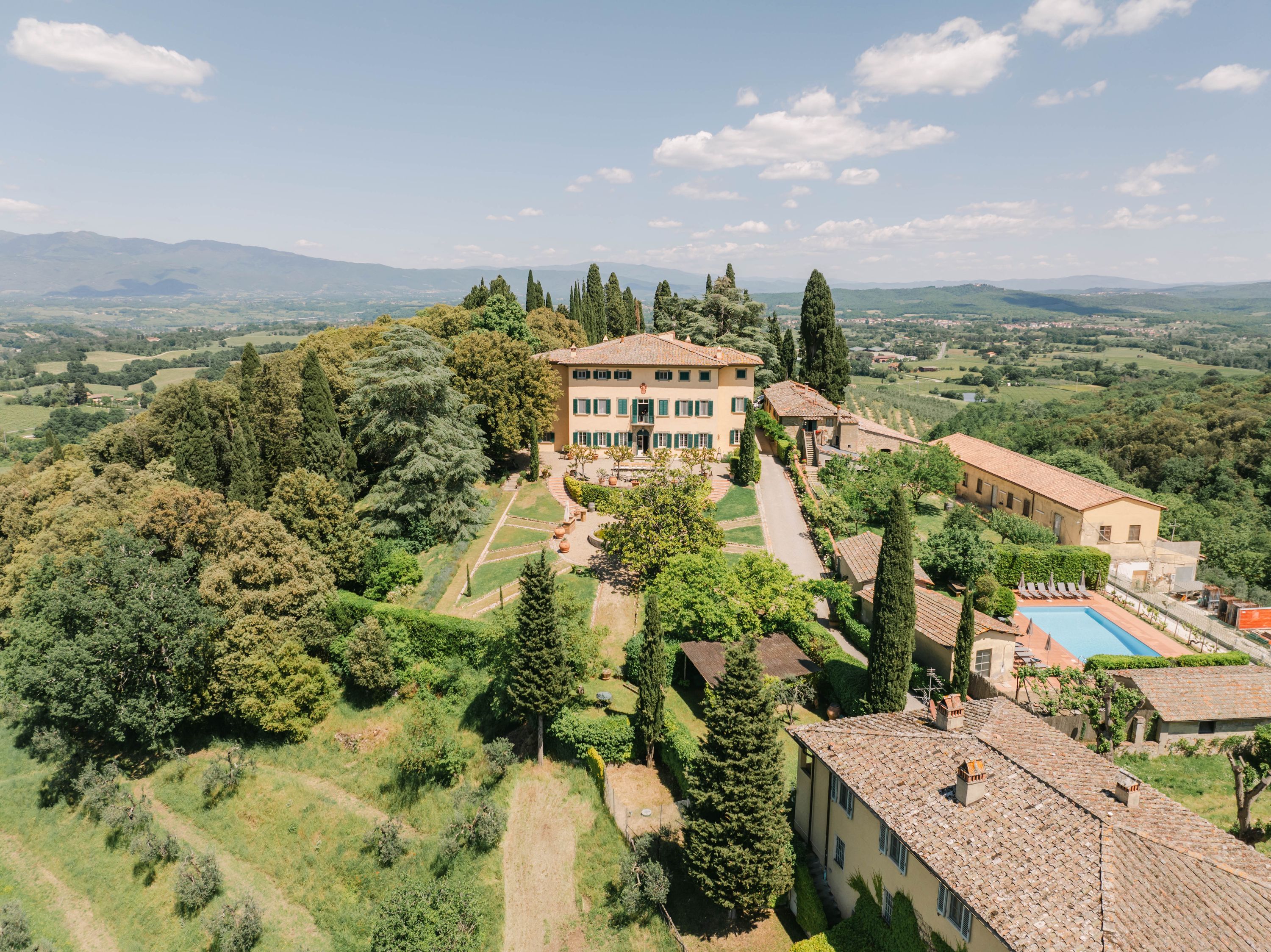 A villa in Florence for micro weddings in Tuscany, surrounded by vineyards and towering trees