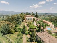 A villa in Florence for micro weddings in Tuscany, surrounded by vineyards and towering trees