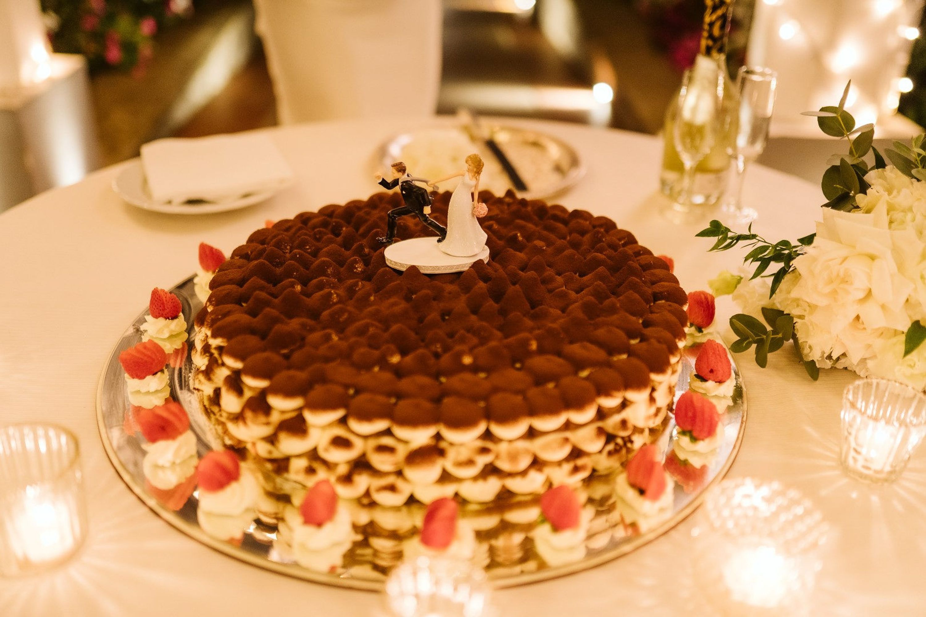 Millefoglie wedding cake with strawberries and romantic décor at a small wedding in Italy