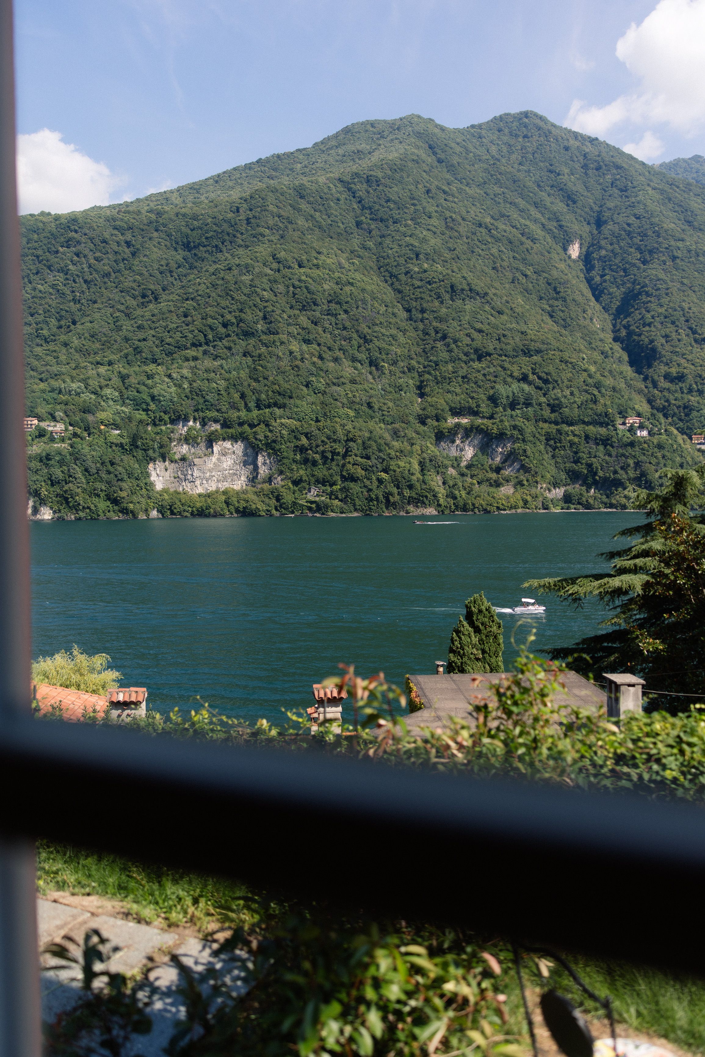 Scenic Lake Como view with forested mountains and blue water, setting for an intimate wedding in Italy
