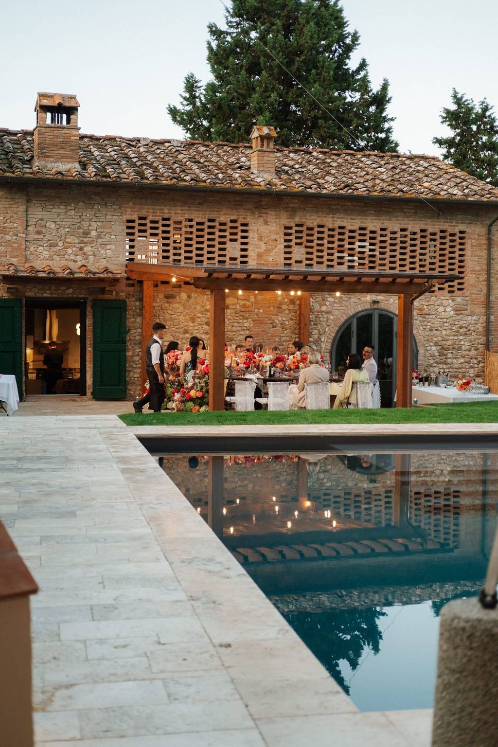 Tuscan farmhouse with a pool and an outdoor pergola for intimate weddings in Italy