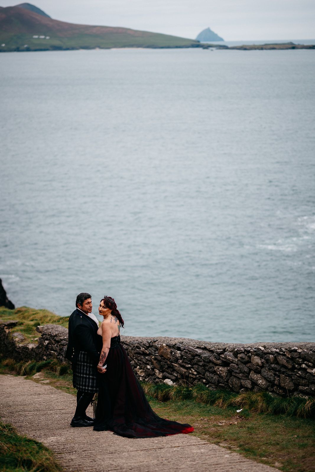 Newlyweds face the Atlantic Ocean for the photoshoot of their elopement in Ireland