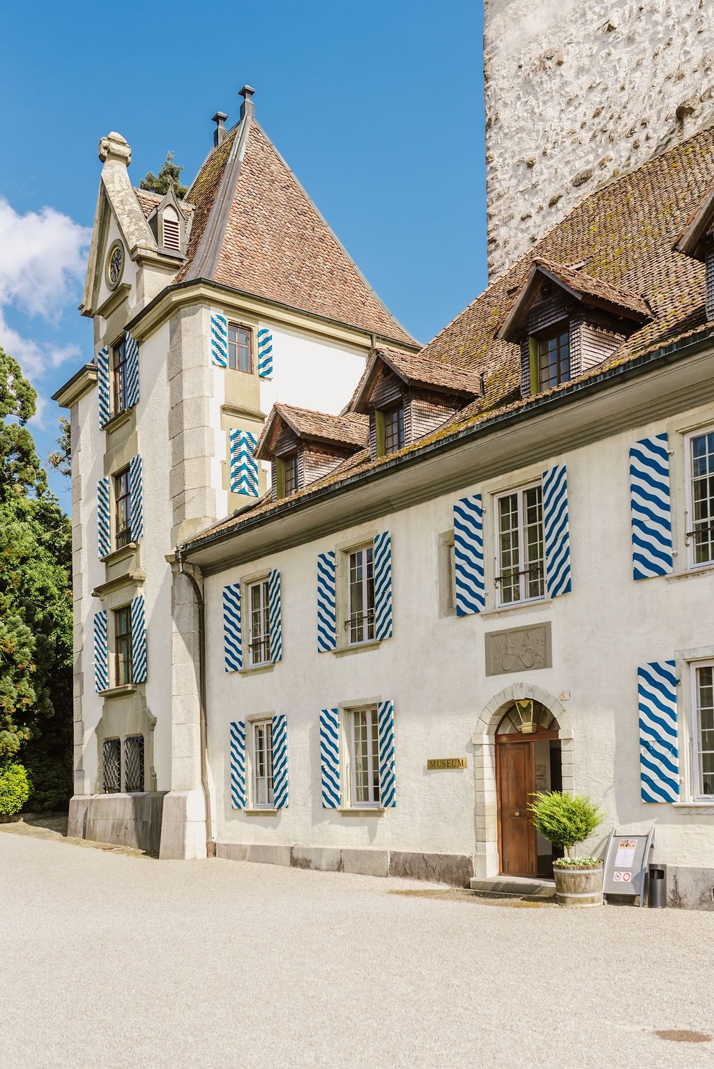 A castle on the water for intimate weddings in Switzerland
