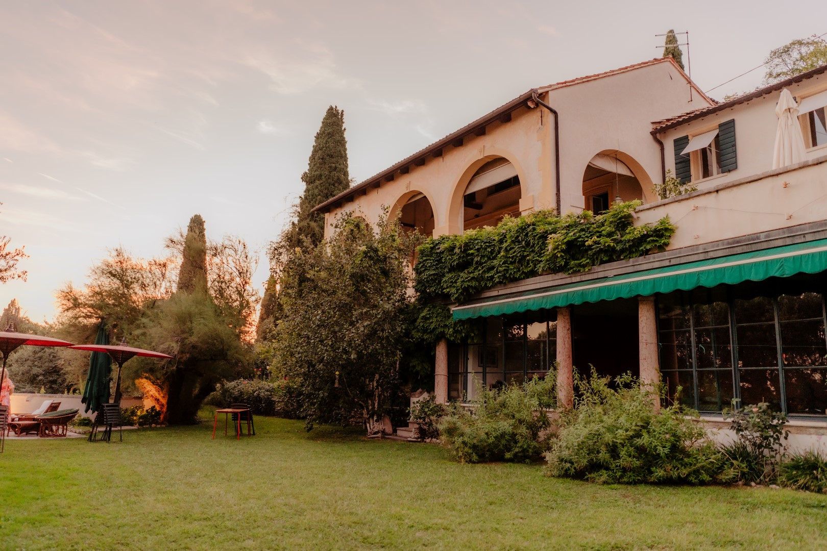 A country house in Tuscany with lush greenery in front for a destination wedding in Italy
