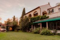 A country house in Tuscany with lush greenery in front for a destination wedding in Italy