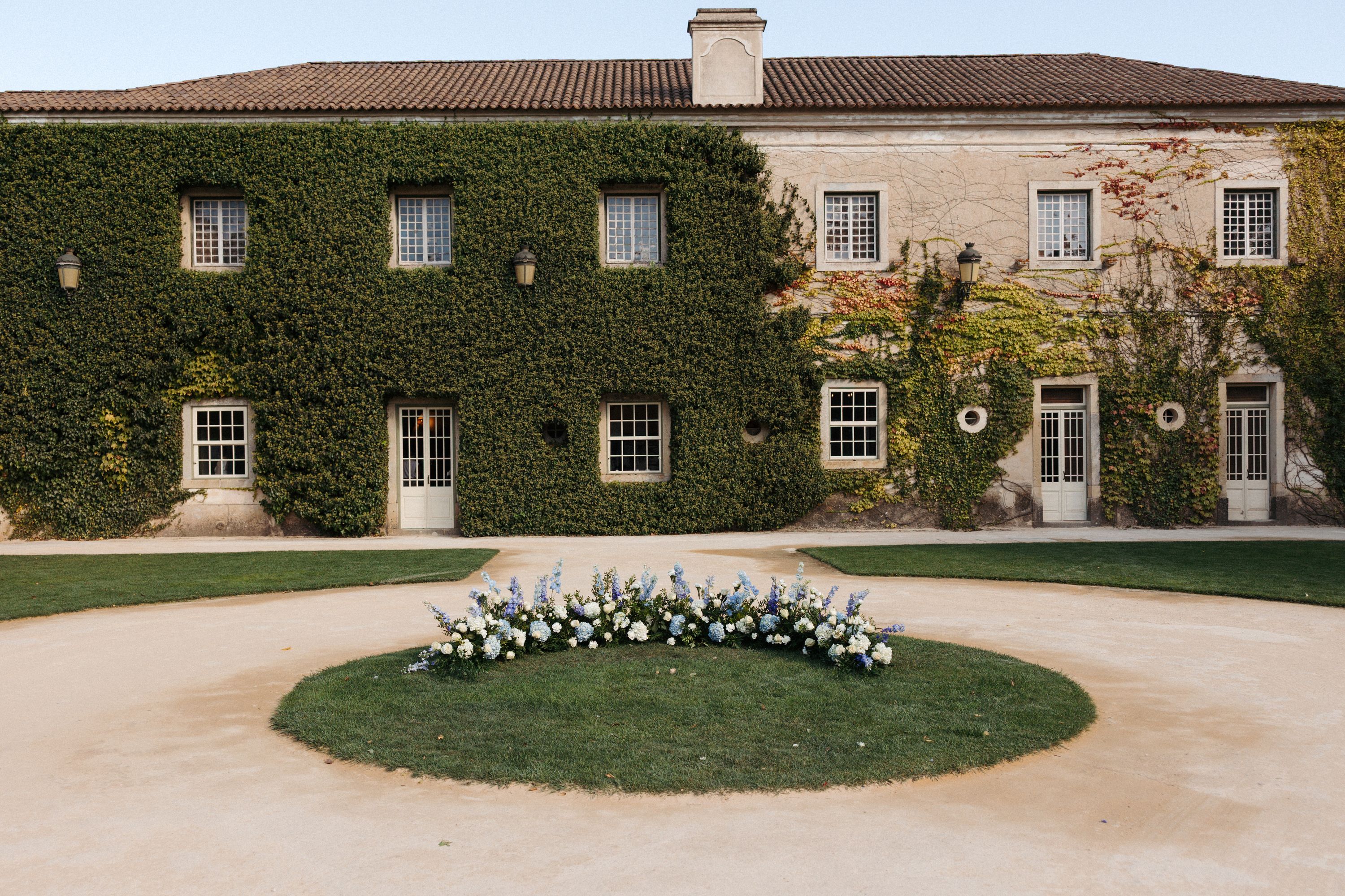 Elegant ivy-covered wedding venue prepared for a small wedding in Portugal