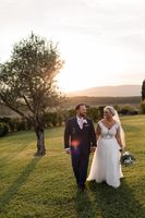 Newlyweds having a sunset photoshoot after their destination wedding ceremony Italy in a Tuscan villa