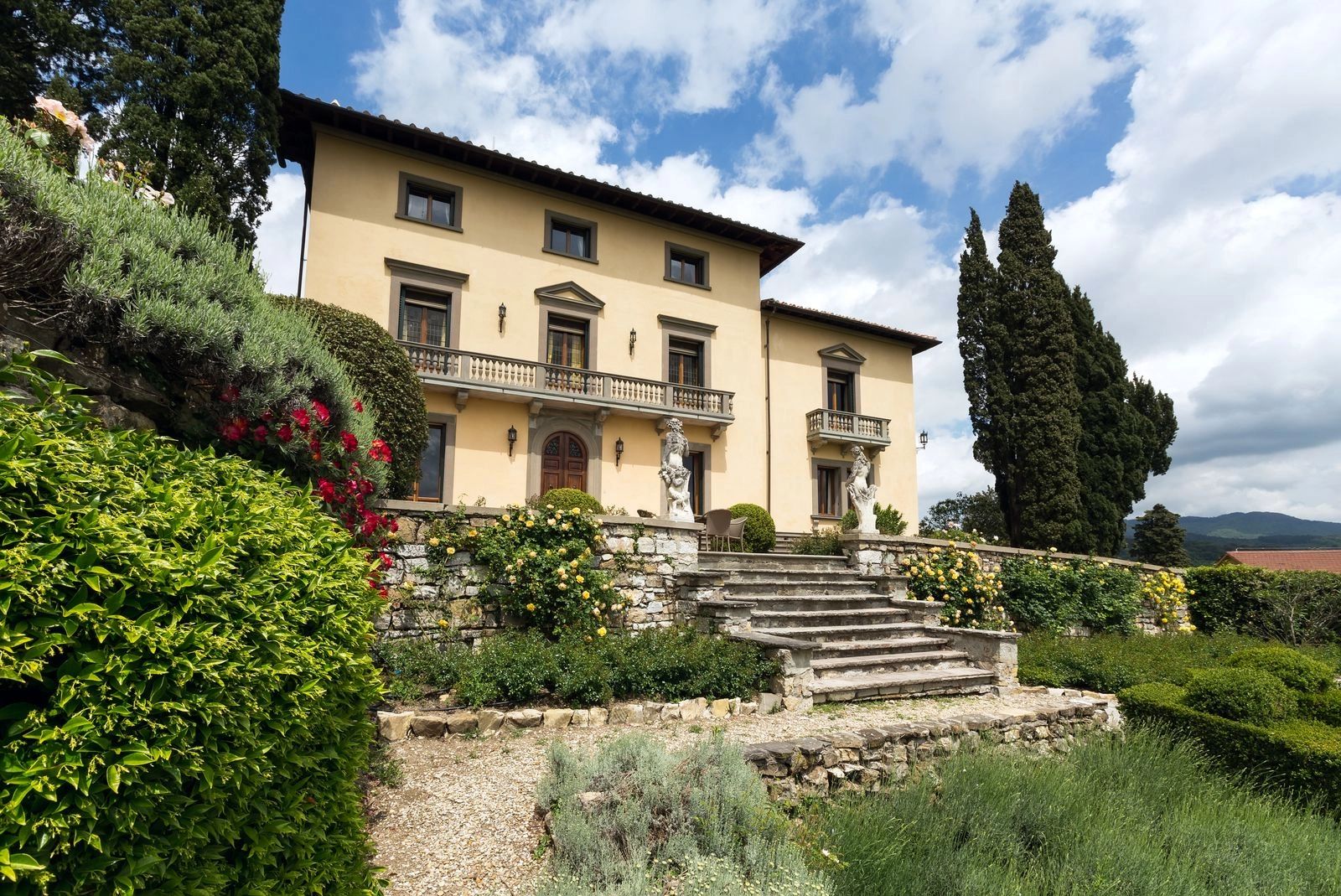 Private villa with panoramic view of Florentine hills for Tuscan destination weddings